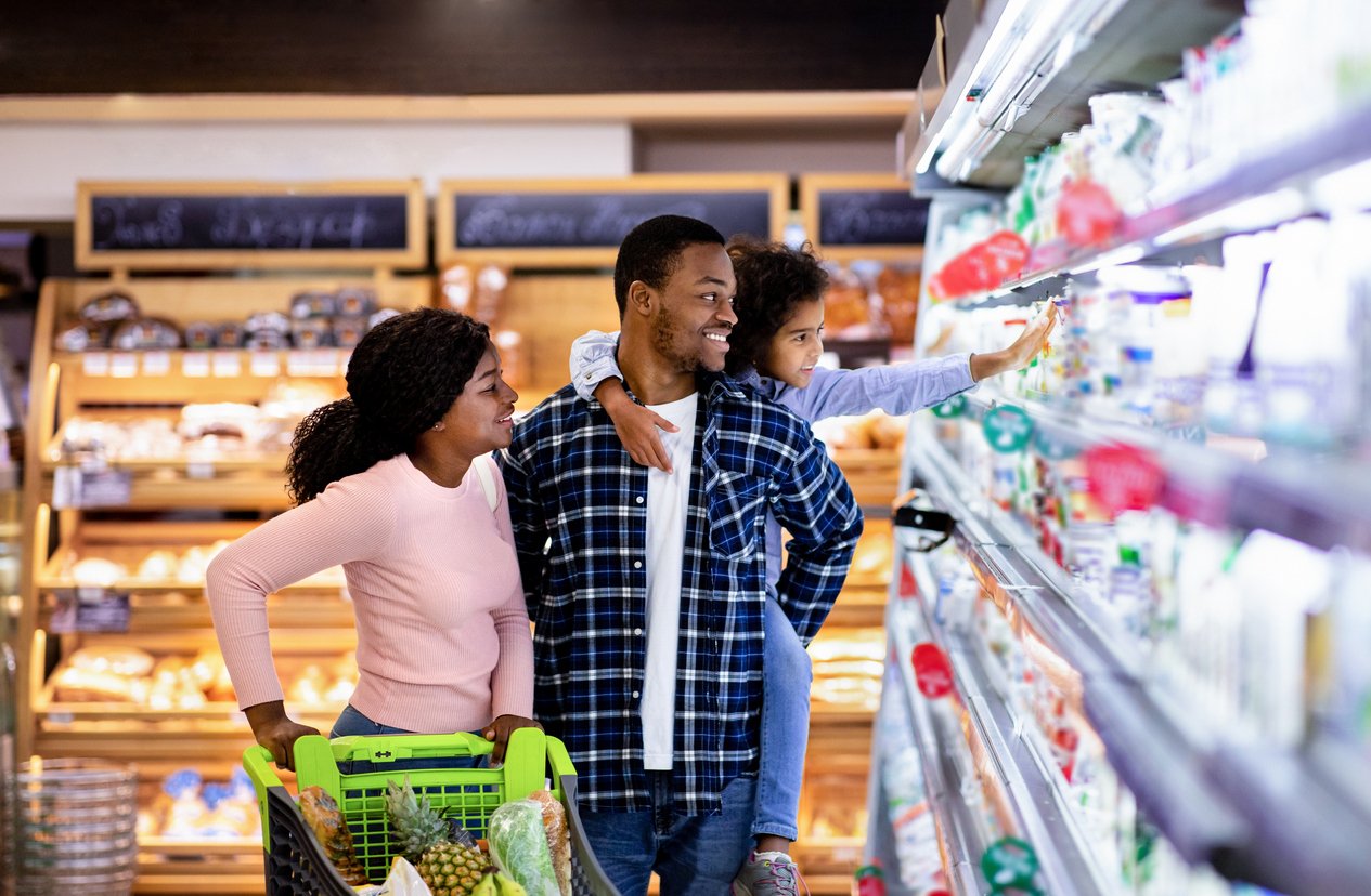 dad and daughters grocery shopping