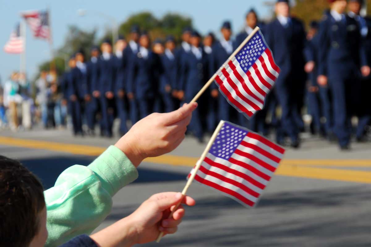 kids at a memorial day parade